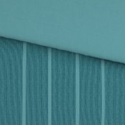 Nahaufnahme in leichter Schrägansicht: türkisfarbener Stoff mit feinen, dunkelblauen Längsstreifen und sichtbarer Nahtkante.