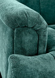 Nahaufnahme einer grünen, strukturierten Polsterung einer 2,5er-Sitzbank, seitliche Perspektive.