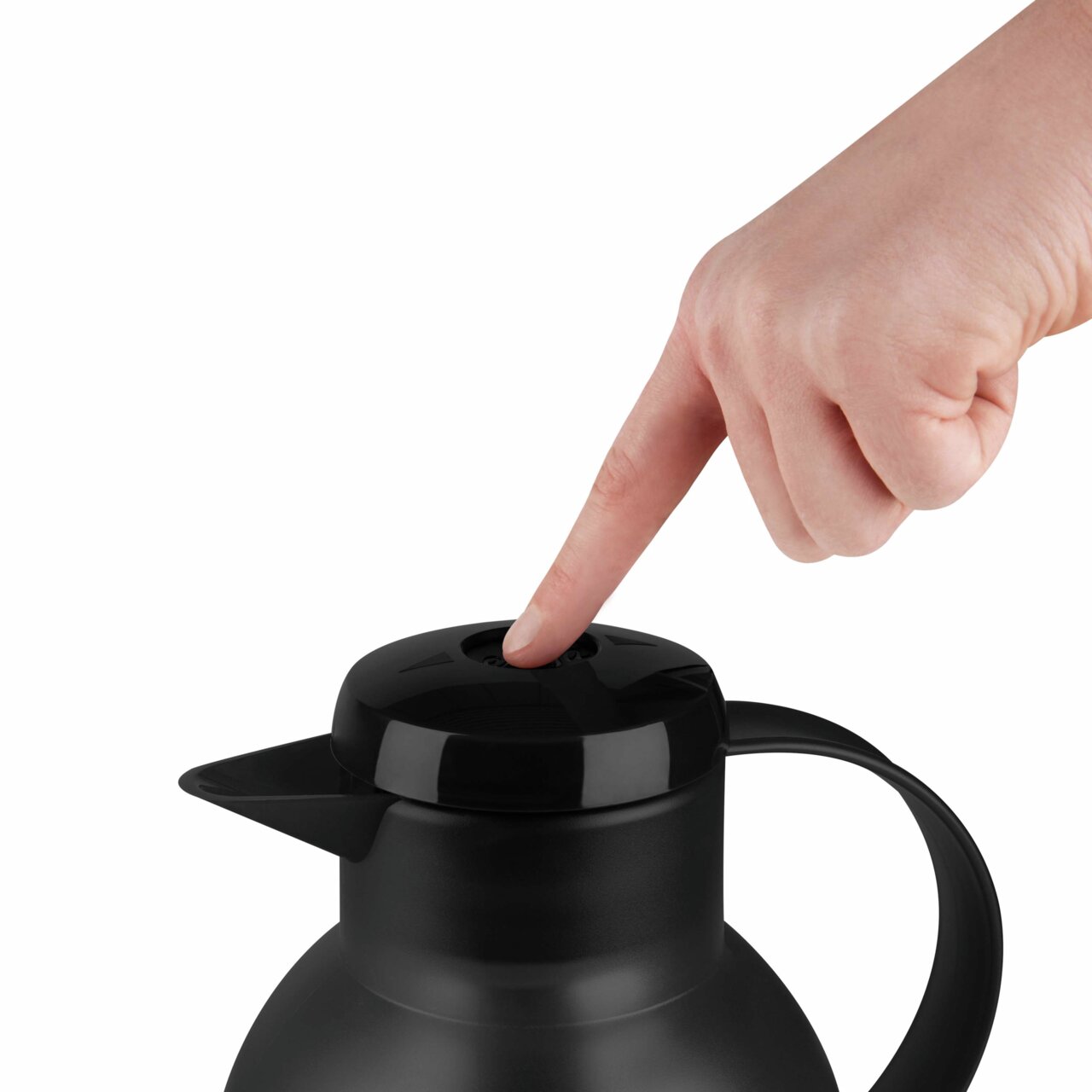 Nahaufnahme einer schwarzen Isolierkanne SAMBA mit einem Finger, der den Deckel drückt.