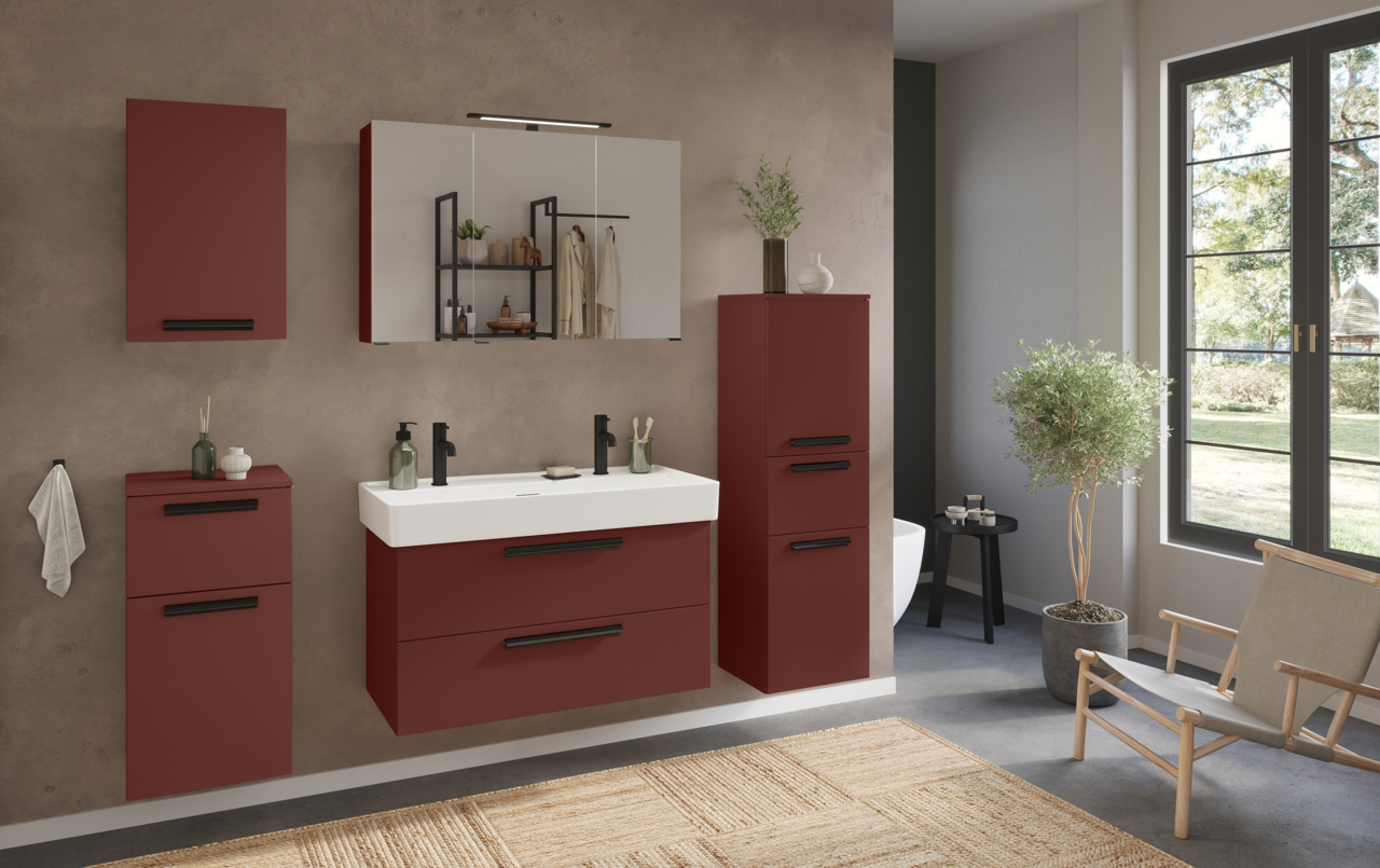 Modernes Badezimmer mit Waschtisch-Set für zwei Armaturen in roter Farbe, frontal betrachtet. Enthält Spiegel, Schränke und Dekorationen.