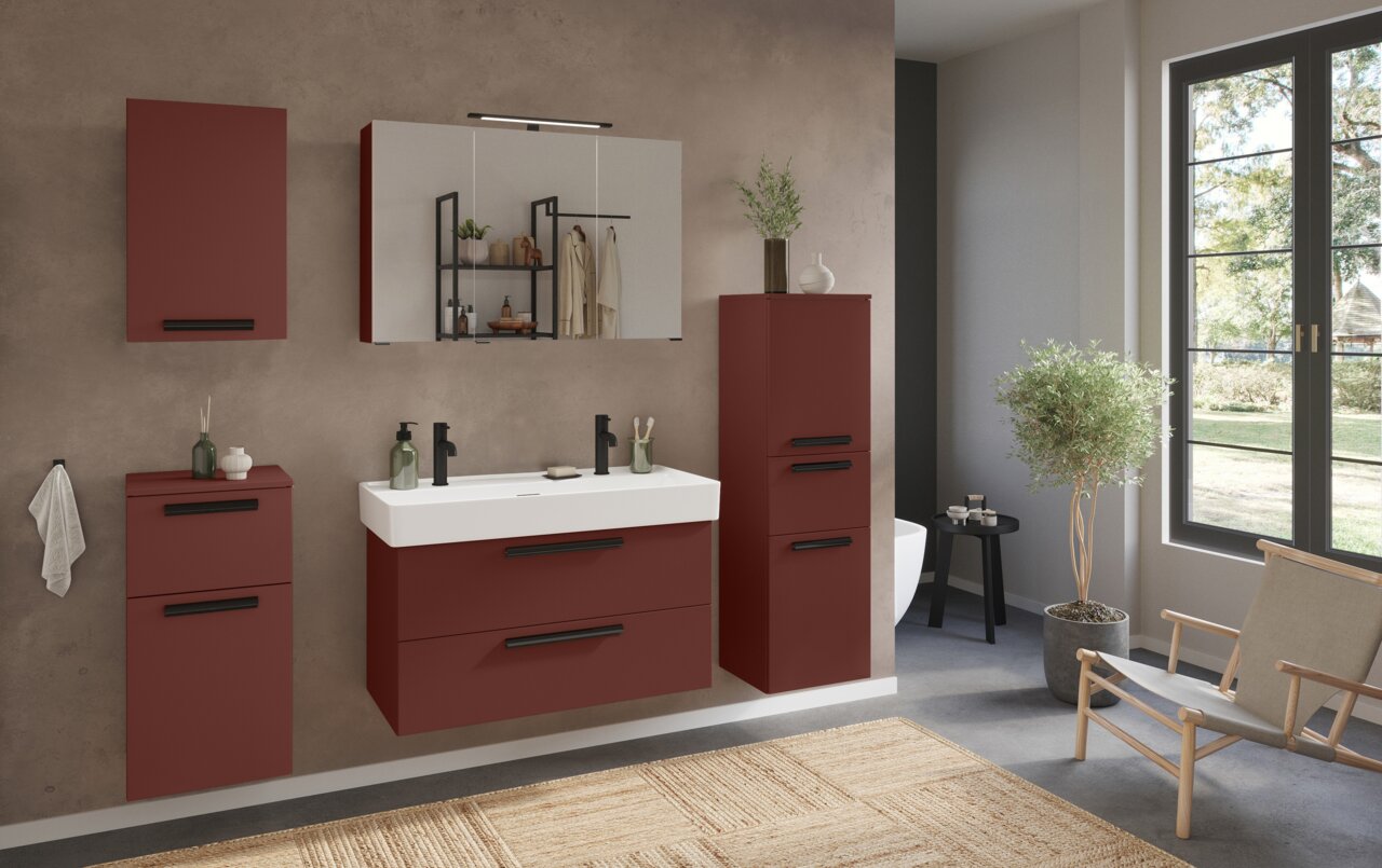 Modernes Badezimmer mit Waschtisch-Set für zwei Armaturen in roter Farbe, frontal betrachtet. Enthält Spiegel, Schränke und Dekorationen.