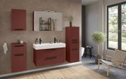 Modernes Badezimmer mit Waschtisch-Set für zwei Armaturen in roter Farbe, frontal betrachtet. Enthält Spiegel, Schränke und Dekorationen.