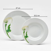 Zwei weiße Teller mit Calla-Blumenmotiv in Grün, ein flacher Speiseteller (27 cm) und ein tiefer Suppenteller (22,2 cm), frontal von oben leicht schräg fotografiert.
