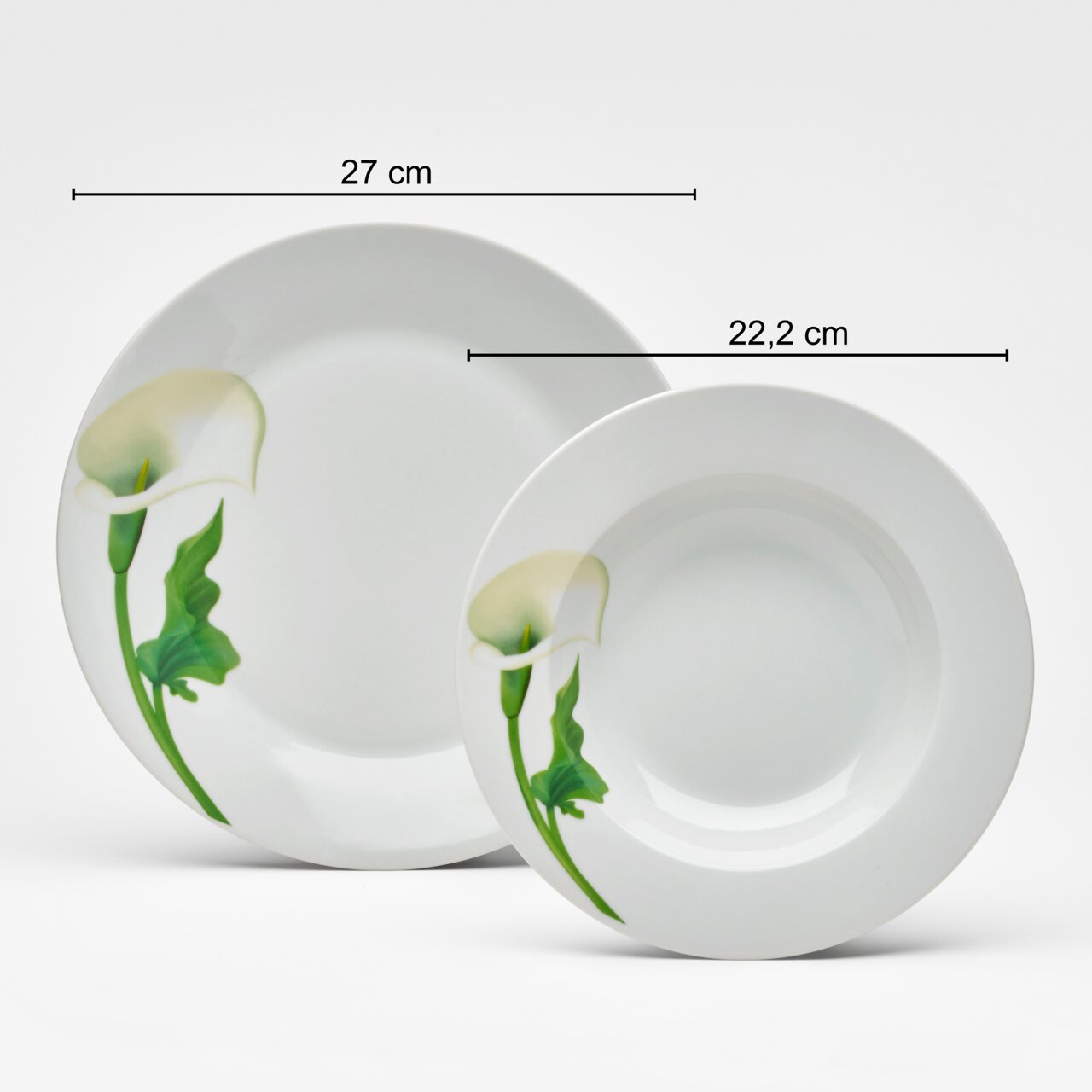 Zwei weiße Teller mit Calla-Blumenmotiv in Grün, ein flacher Speiseteller (27 cm) und ein tiefer Suppenteller (22,2 cm), frontal von oben leicht schräg fotografiert.