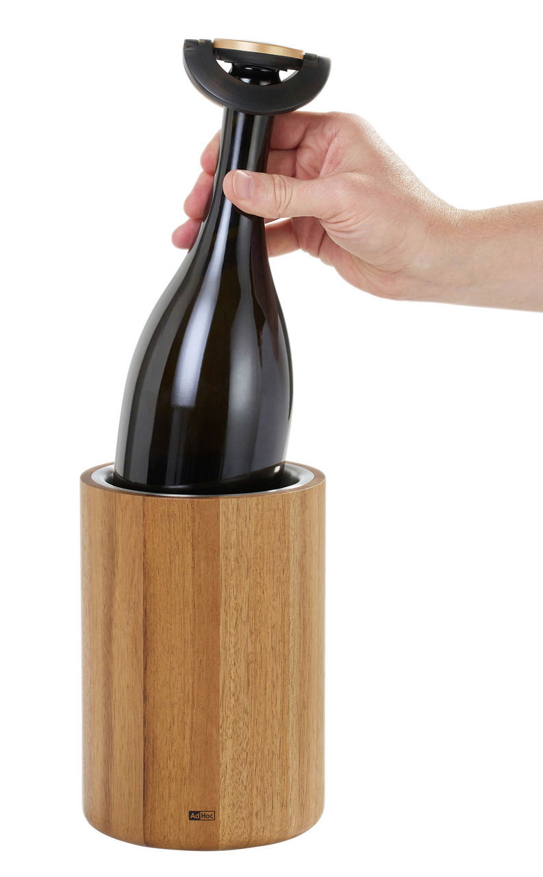 Hand hält eine Weinflasche, die in einem stilvollen Weinkühler aus Holz platziert ist, seitliche Perspektive