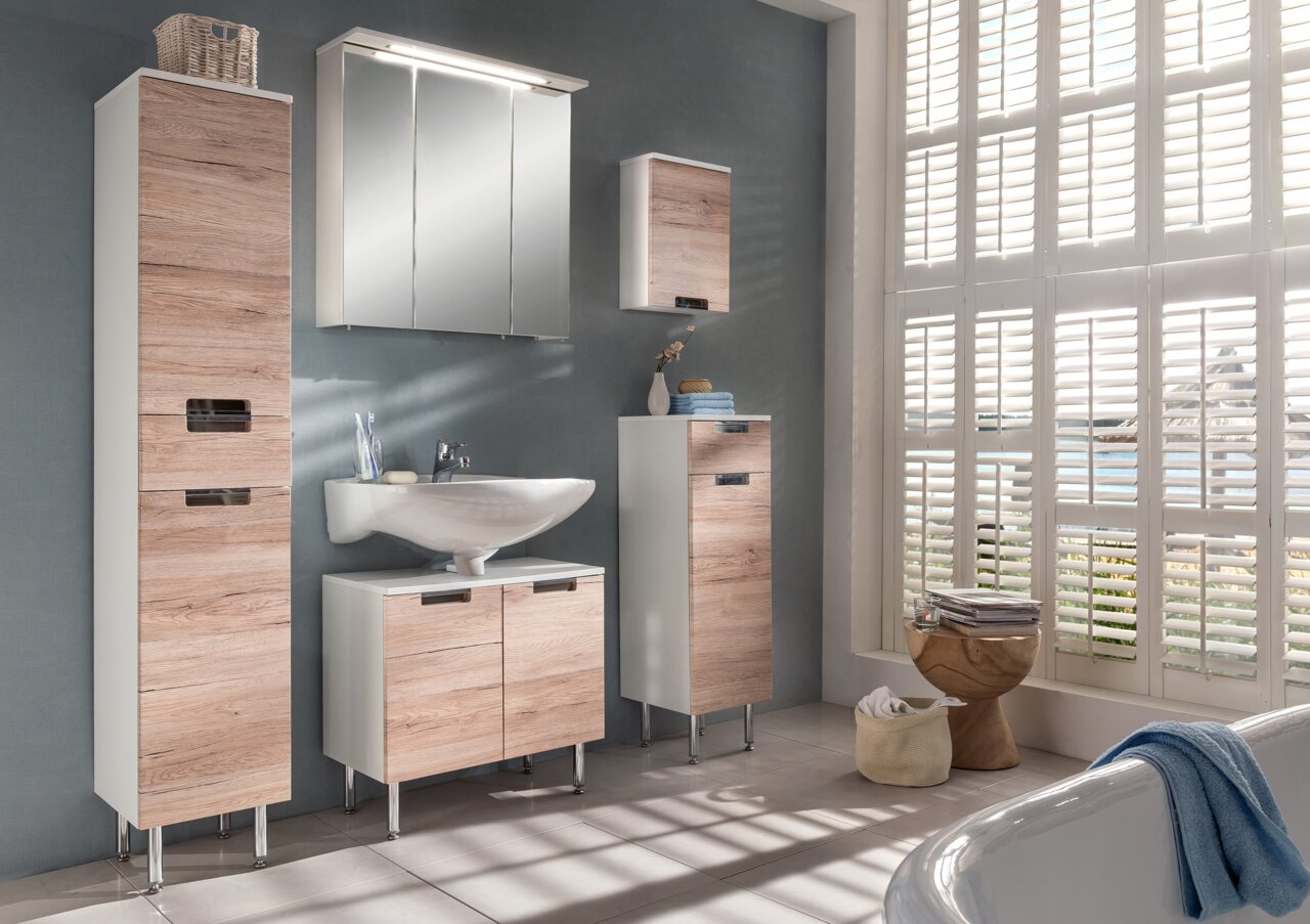 Moderner Badezimmer-Oberschrank in Holzoptik, frontal fotografiert, Teil eines stilvollen Badmöbel-Sets.