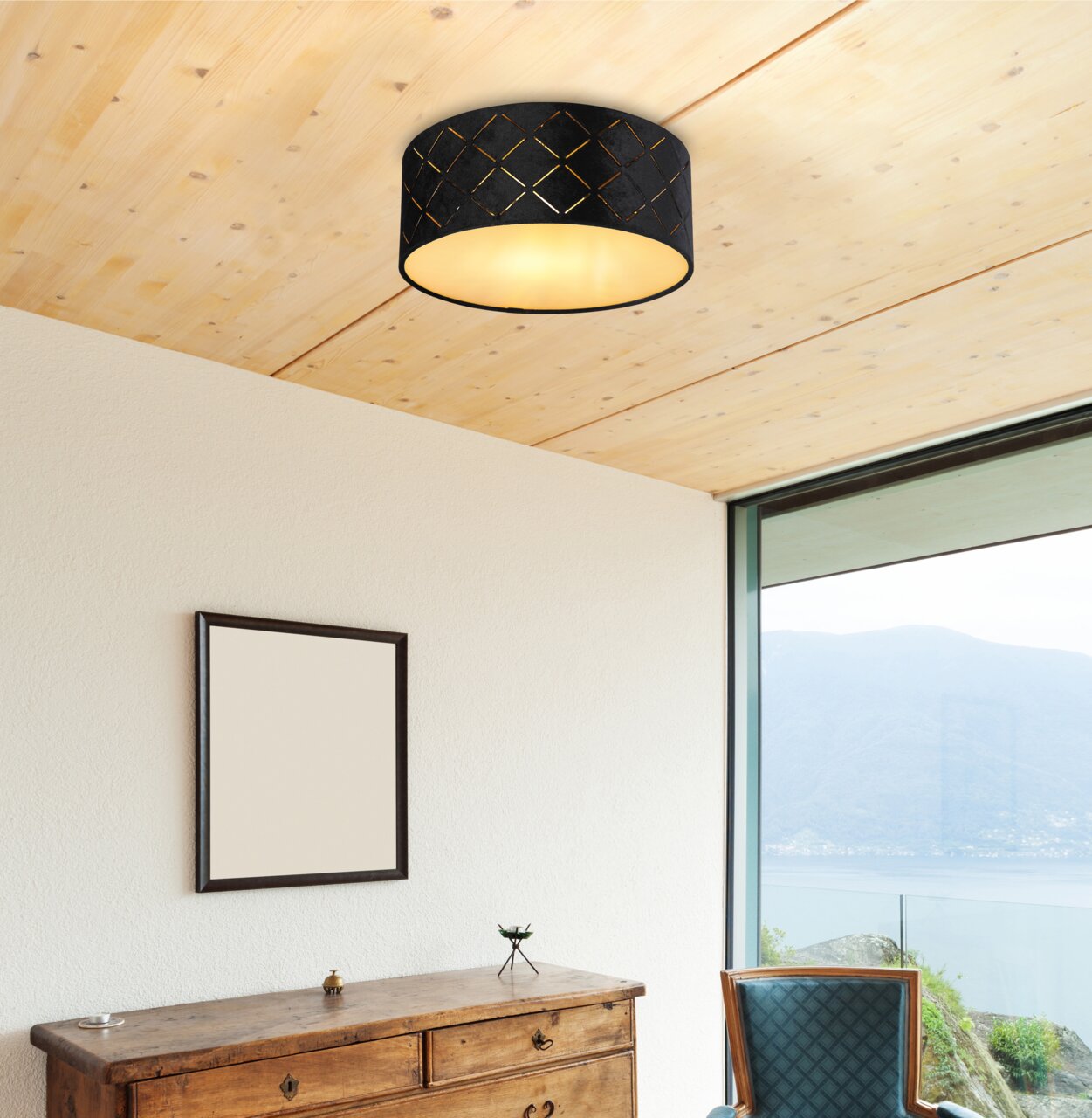 Globo Lighting Deckenleuchte SUNNA Moderne Deckenleuchte mit schwarzem, geometrischem Muster, von unten betrachtet, in einem stilvollen Raum mit Holzelementen und Panoramafenster.