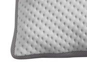 Nahaufnahme eines Komfortschlafkissens mit strukturierter Oberfläche und grauem Rand.