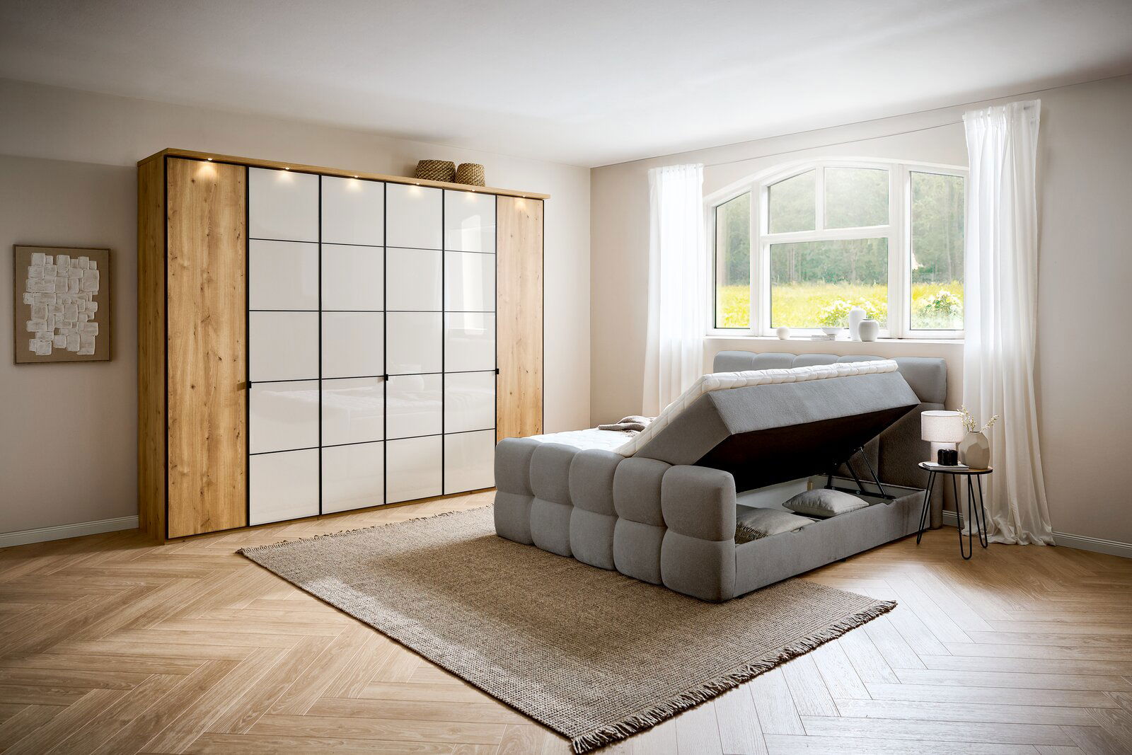 Boxbett mit Stauraum in einem modernen Schlafzimmer, seitliche Perspektive