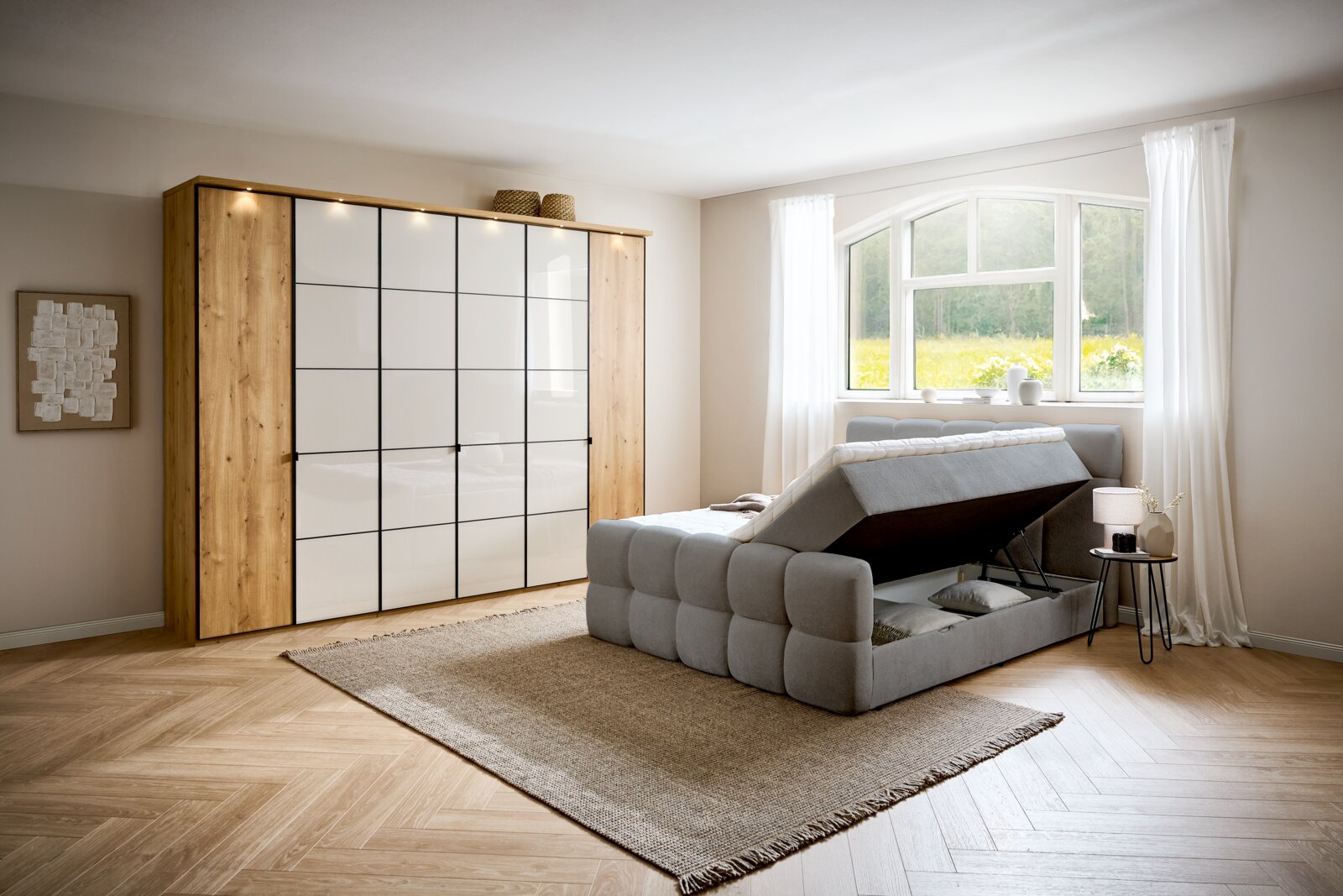 Boxbett mit Stauraum in einem modernen Schlafzimmer, seitliche Perspektive