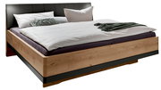 Futonbett mit Holzrahmen und gepolstertem Kopfteil, seitliche Perspektive