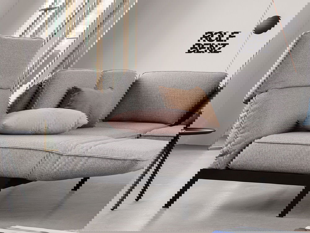 Modernes Rolf Benz Sofa mit verstellbarer Rückenlehne, stilvollen Kissen und minimalistischem Design.