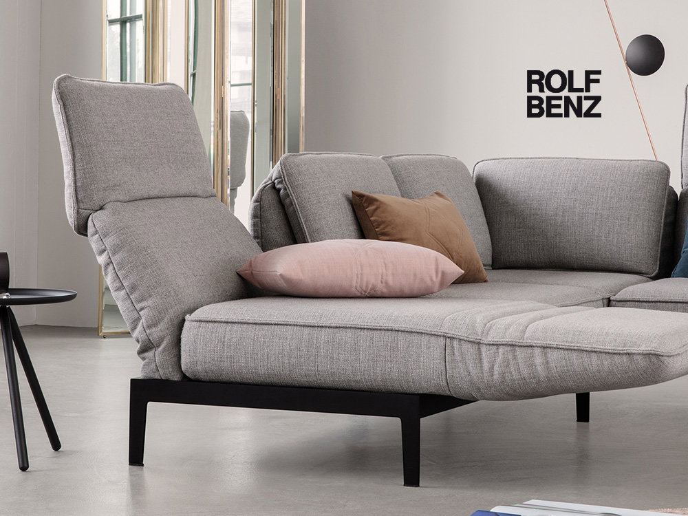 Modernes Rolf Benz Sofa mit verstellbarer Rückenlehne, stilvollen Kissen und minimalistischem Design.