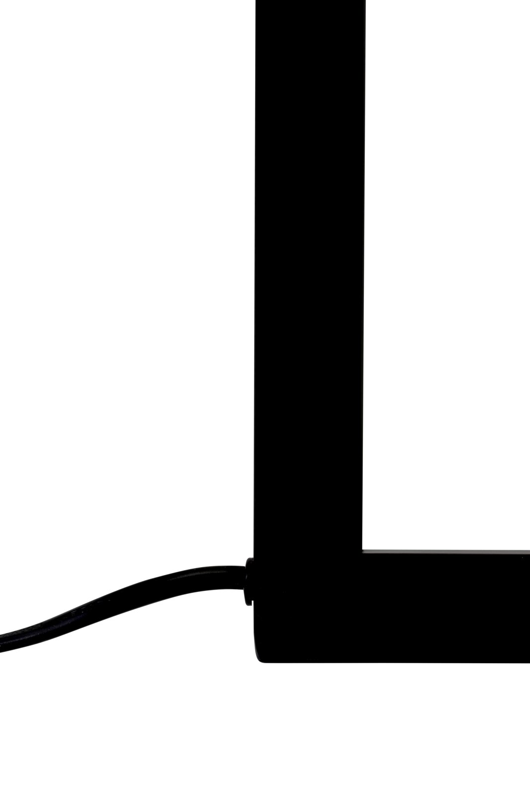 Nahaufnahme eines schwarzen Lampenfußes mit rechteckigem Design und Kabel, seitliche Perspektive.