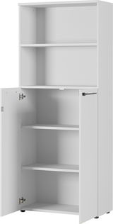 Weißer Aktenschrank mit offenen Türen, zwei Fächern oben und zwei Fächern unten, frontal betrachtet.