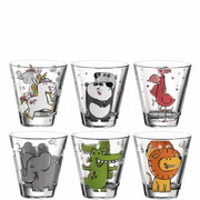 Sechsteiliges Kindergläserset BAMBINI mit bunten Tiermotiven, darunter Einhorn, Panda, Flamingo, Elefant, Krokodil und Löwe, aus der Frontalperspektive.