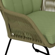 Close-up schuin vooraanzicht van een loungefauteuil met beige touw/koord gevlochten frame en lichtgroene zit- en rugkussens