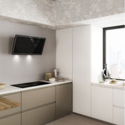 Moderne Kopffrei-Haube in einer stilvollen Küche, seitliche Perspektive