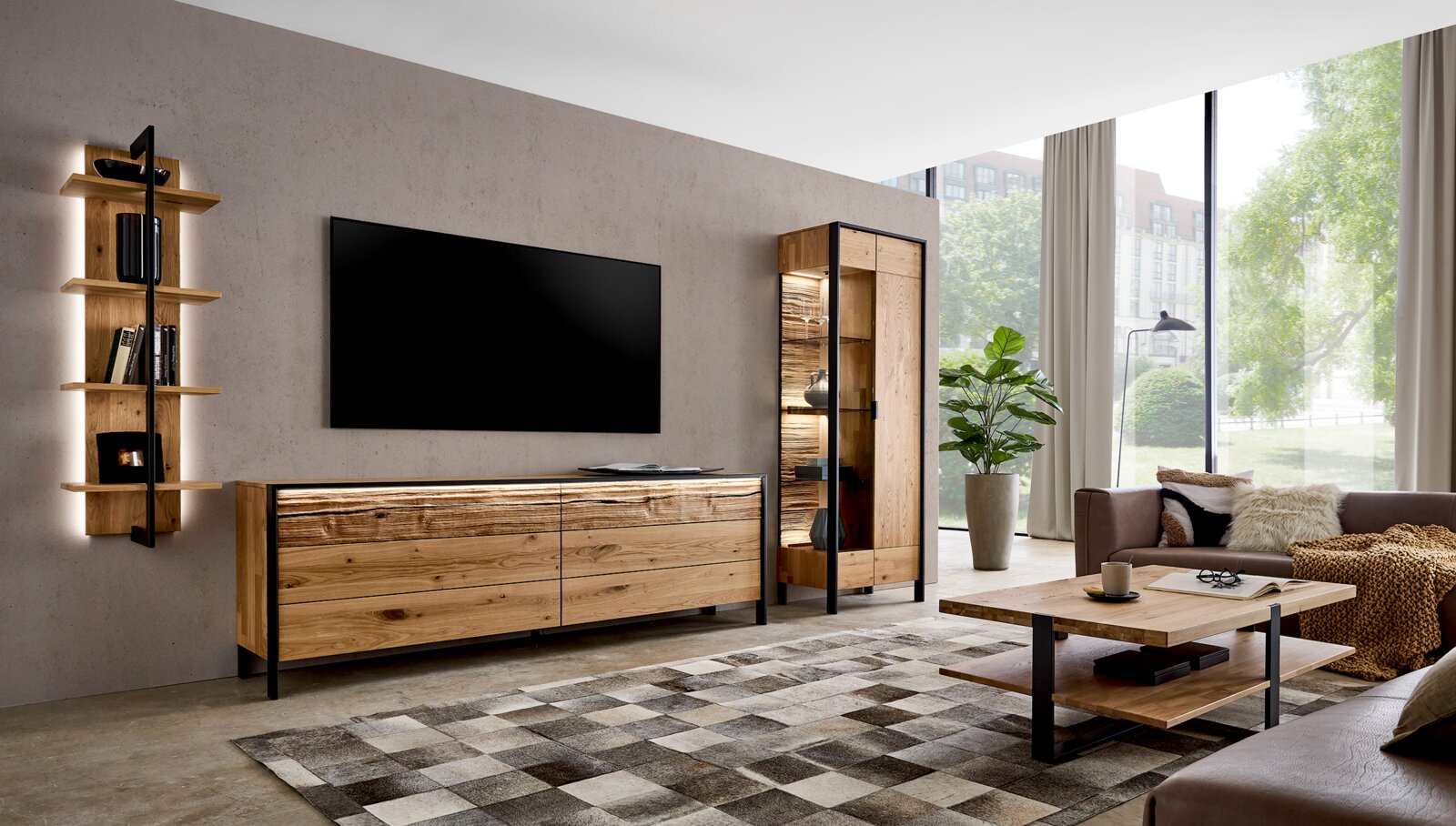 Modernes Wohnzimmer mit TV-Wand: Lowboard und Vitrine aus Massivholz mit schwarzem Metallrahmen, Wandregal und Couchtisch; Perspektive: frontale, leicht seitliche Weitwinkelansicht.