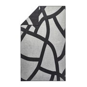 Wohndecke mit abstraktem, schwarzem Linienmuster auf grauem Hintergrund, von oben betrachtet.