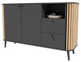 Modernes Sideboard mit dunkler Front, zwei Türen, zwei Schubladen und offenen Regalfächern, seitlich mit Holzlamellen, Perspektive von vorne.