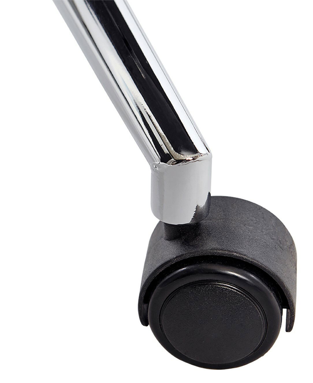 Nahaufnahme einer schwarzen Stuhlrolle mit verchromtem Metallgestell, seitliche Perspektive