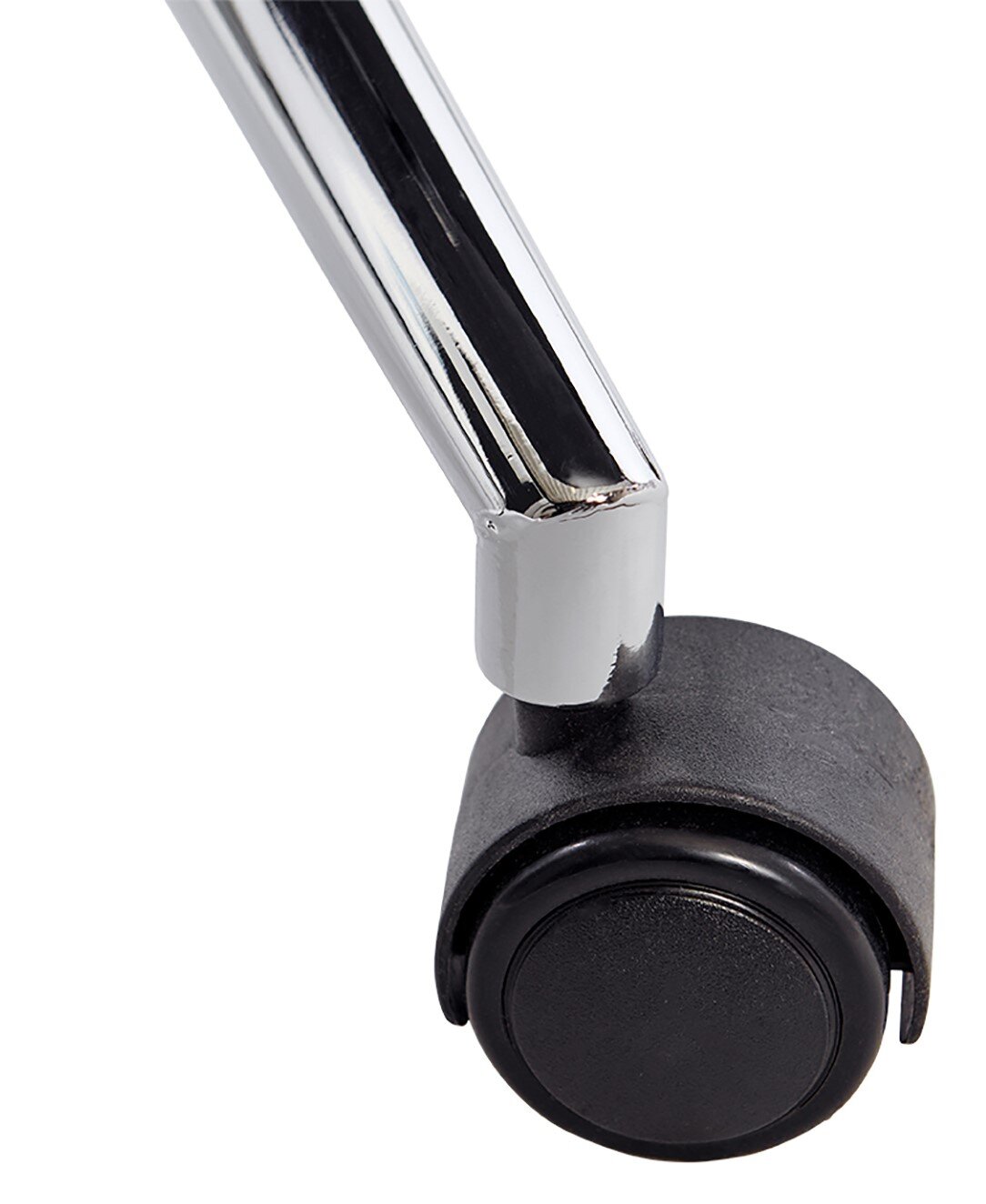 Nahaufnahme einer schwarzen Stuhlrolle mit verchromtem Metallgestell, seitliche Perspektive