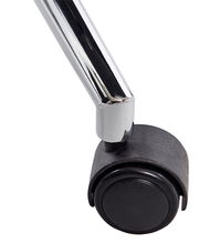 Nahaufnahme einer schwarzen Stuhlrolle mit verchromtem Metallgestell, seitliche Perspektive