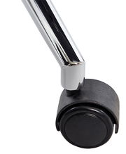 Nahaufnahme einer schwarzen Stuhlrolle mit verchromtem Metallgestell, seitliche Perspektive