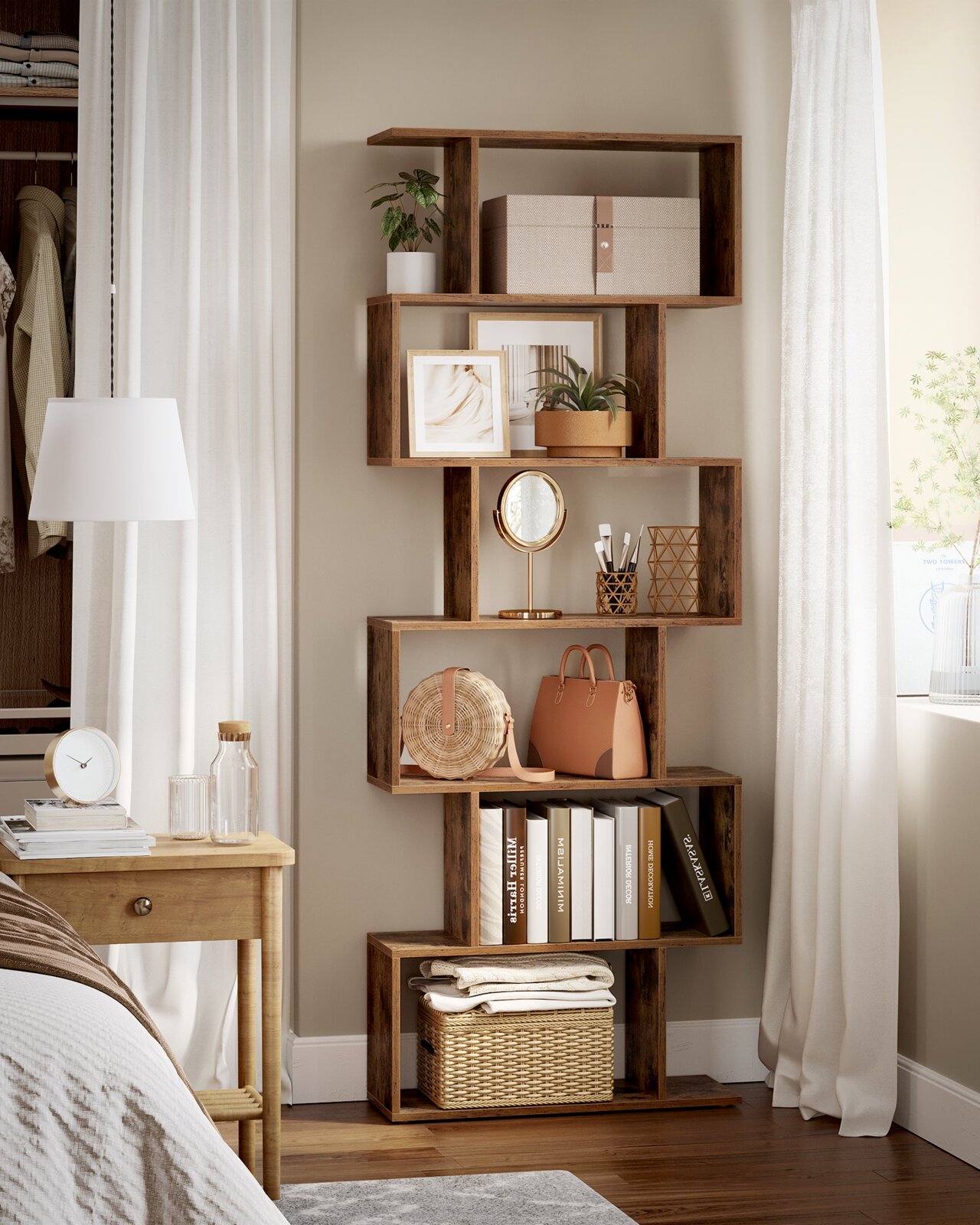 Modernes, asymmetrisches Standregal aus dunkelbraunem Holz mit mehreren offenen Fächern, dekoriert mit Büchern, Pflanzen, Box und Taschen, in einem hellen Schlafzimmer – Frontalansicht.