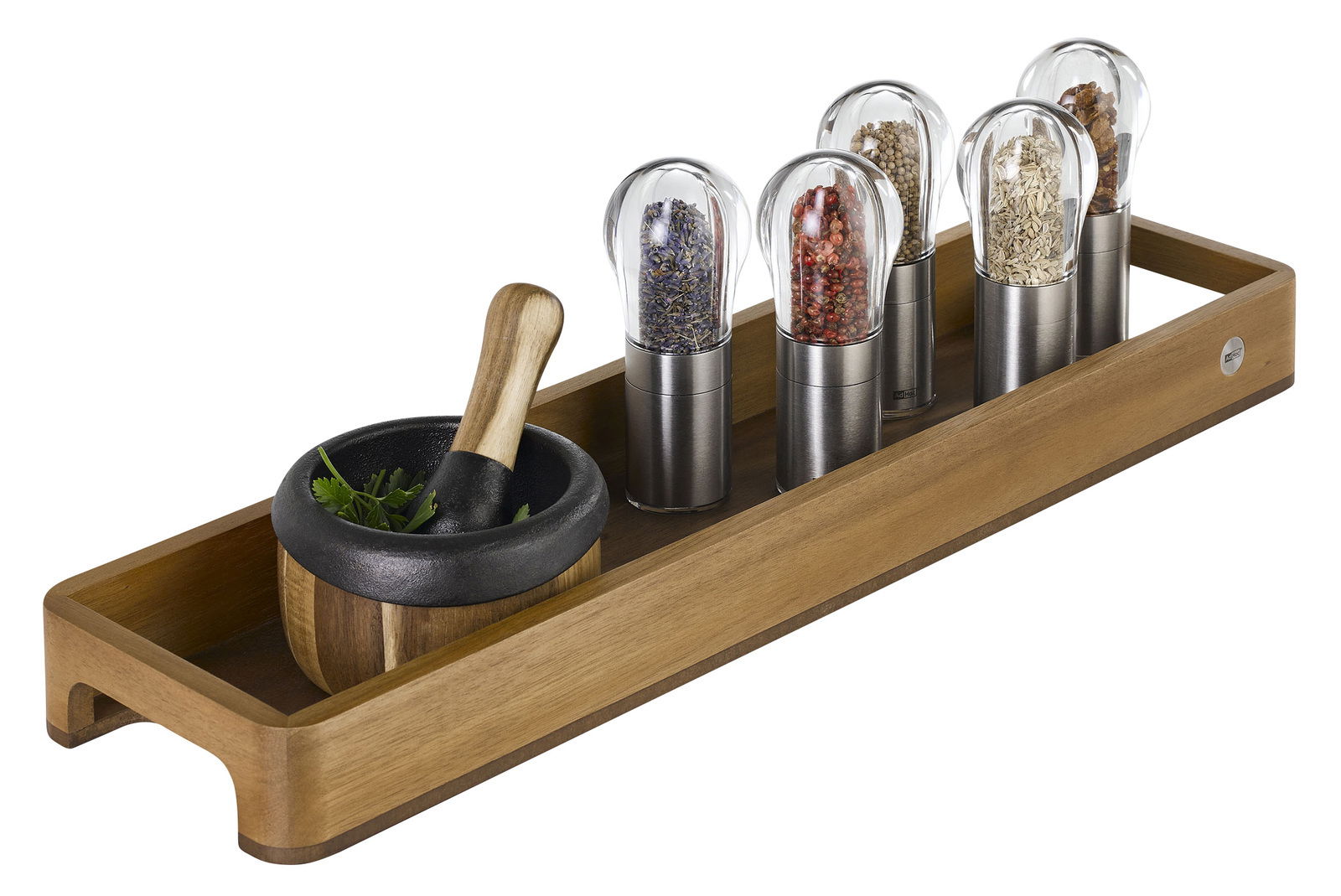 Holztablett mit Gewürzmühlen und Mörser, seitliche Perspektive