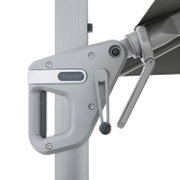 Detailansicht der Doppler-Klemmhalterung mit Kurbelmechanik an einem Sonnenschirmmast, seitliche Nahaufnahme
