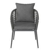 Moderner Gartensessel mit grauem Kissen, Frontalansicht