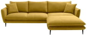 Senfgelbes Ecksofa mit rechter Ottomane/Longchair, drei Sitzkissen und zwei Rückenkissen, auf schwarzen Metallfüßen, freigestellt – Frontansicht.