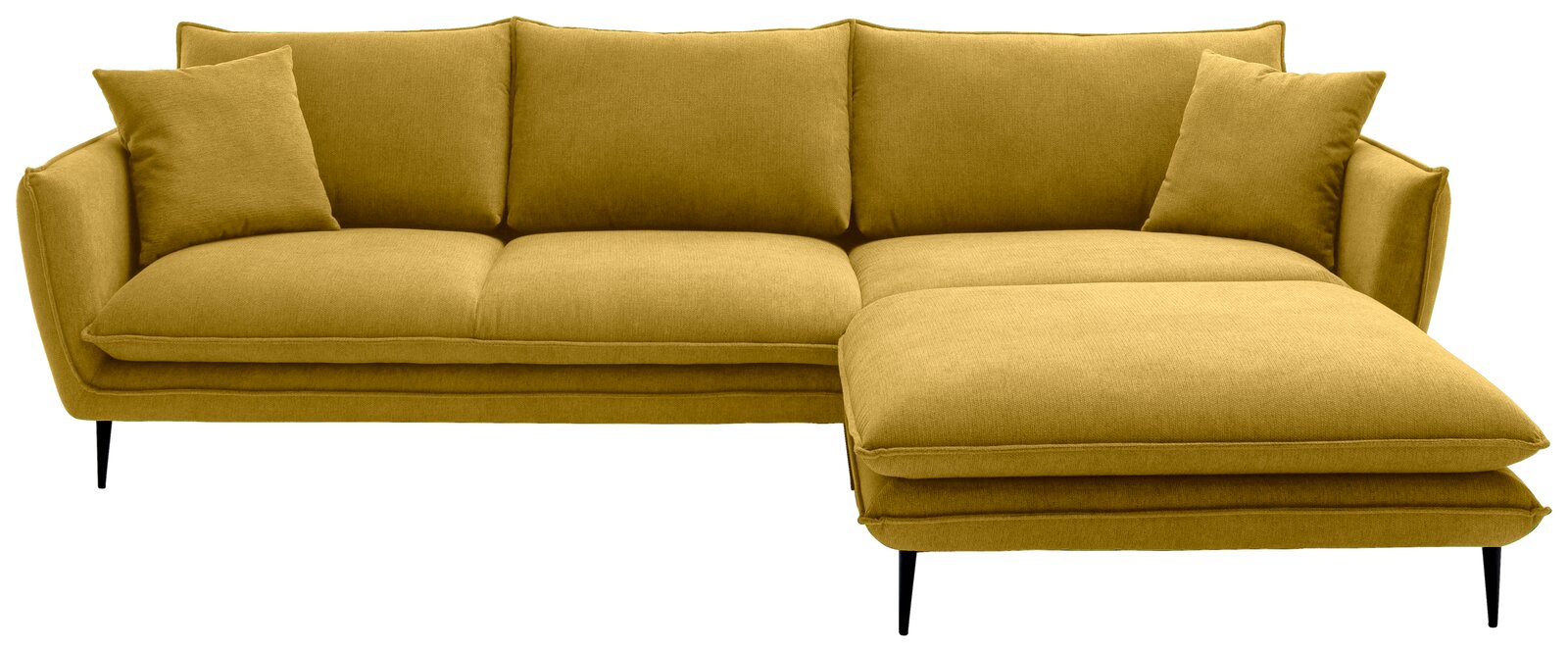 Senfgelbes Ecksofa mit rechter Ottomane/Longchair, drei Sitzkissen und zwei Rückenkissen, auf schwarzen Metallfüßen, freigestellt – Frontansicht.