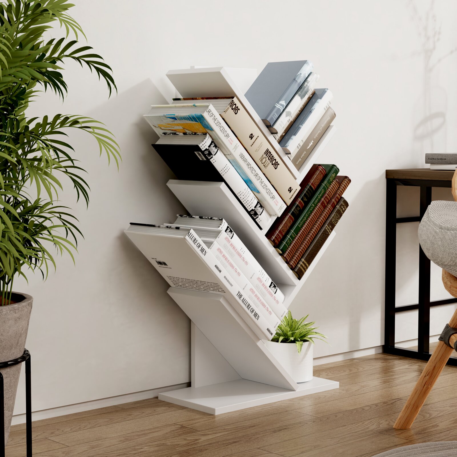 Modernes, weißes, zickzackförmiges Stand-Bücherregal mit schrägen Ablagen, gefüllt mit Büchern und kleinem Pflanztopf, in einem minimalistischen Wohnraum; Perspektive: frontale 3/4-Ansicht von leicht rechts.