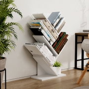 Modernes, weißes, zickzackförmiges Stand-Bücherregal mit schrägen Ablagen, gefüllt mit Büchern und kleinem Pflanztopf, in einem minimalistischen Wohnraum; Perspektive: frontale 3/4-Ansicht von leicht rechts.