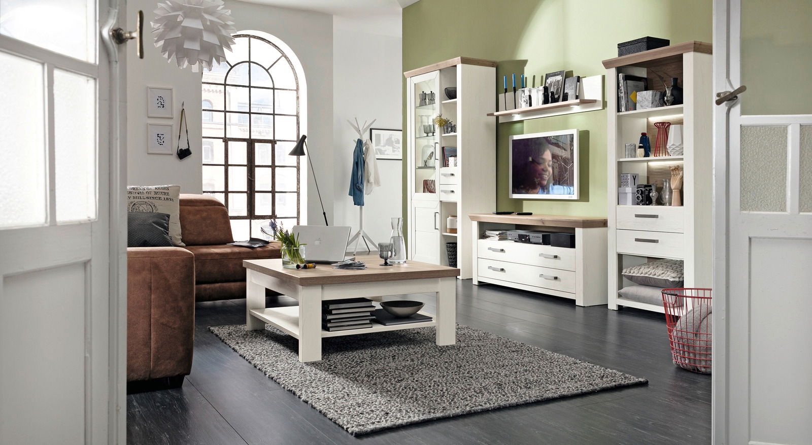 Set one by Musterring Couchtisch SET ONE YORK Moderner Couchtisch in einem stilvollen Wohnzimmer, frontal von der Seite betrachtet, mit Holzoberfläche und Stauraum darunter.