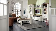 Moderner Couchtisch in einem stilvollen Wohnzimmer, frontal von der Seite betrachtet, mit Holzoberfläche und Stauraum darunter.