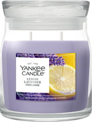 Yankee Candle Lemon Lavender Duftkerze mit zwei Dochten, 368 g, in einem Glas mit Glasdeckel und lilafarbenem Wachs, frontal abgebildet