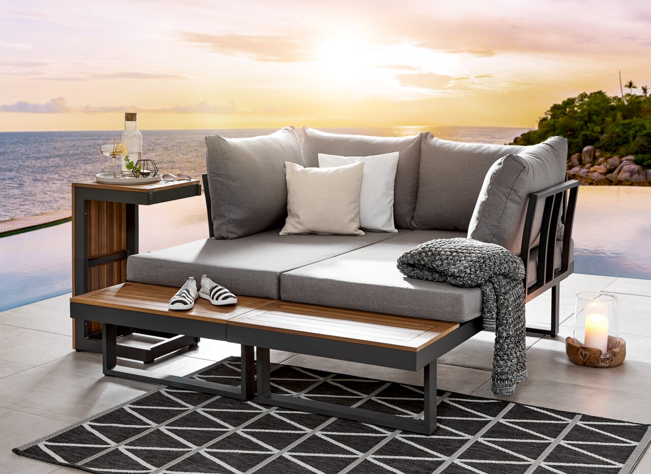 Amatio Beistelltisch GALICIA Gartenlounge mit grauen Kissen und Beistelltisch, Blick auf Sonnenuntergang am Meer