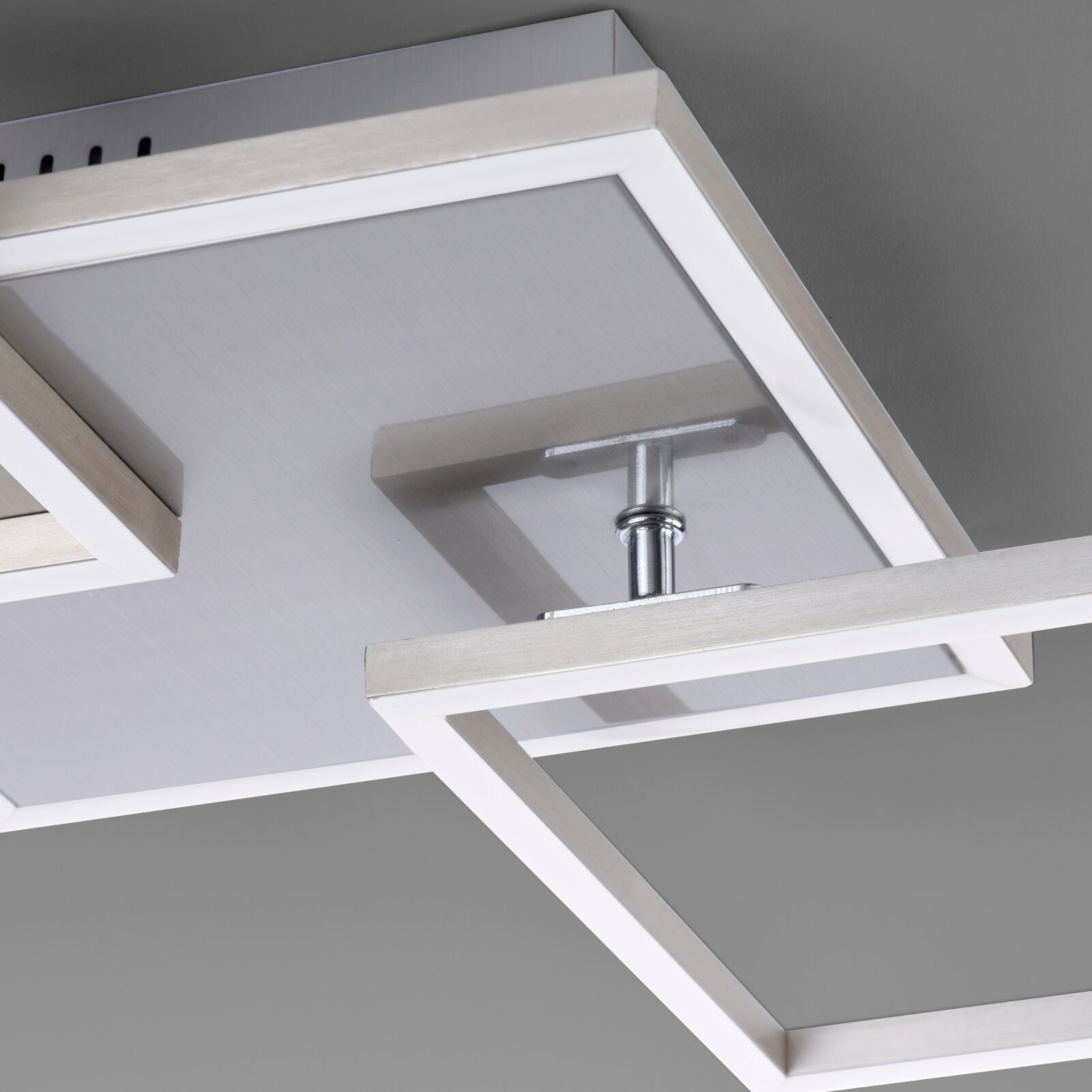 Moderne LED-Deckenleuchte aus gebürstetem Metall mit rechteckigem Rahmen und opaler Lichtfläche, Detailansicht von unten in schräger Perspektive