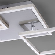 Moderne LED-Deckenleuchte aus gebürstetem Metall mit rechteckigem Rahmen und opaler Lichtfläche, Detailansicht von unten in schräger Perspektive