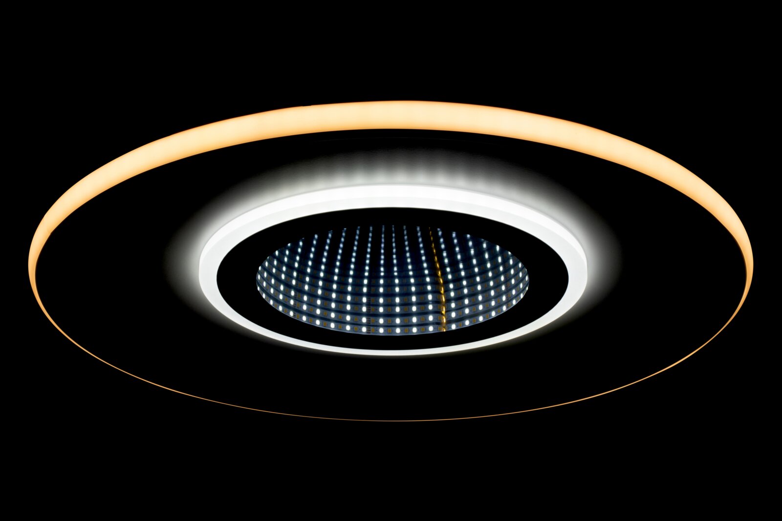 Moderne LED-Deckenleuchte mit kreisförmigem Design, seitliche Perspektive