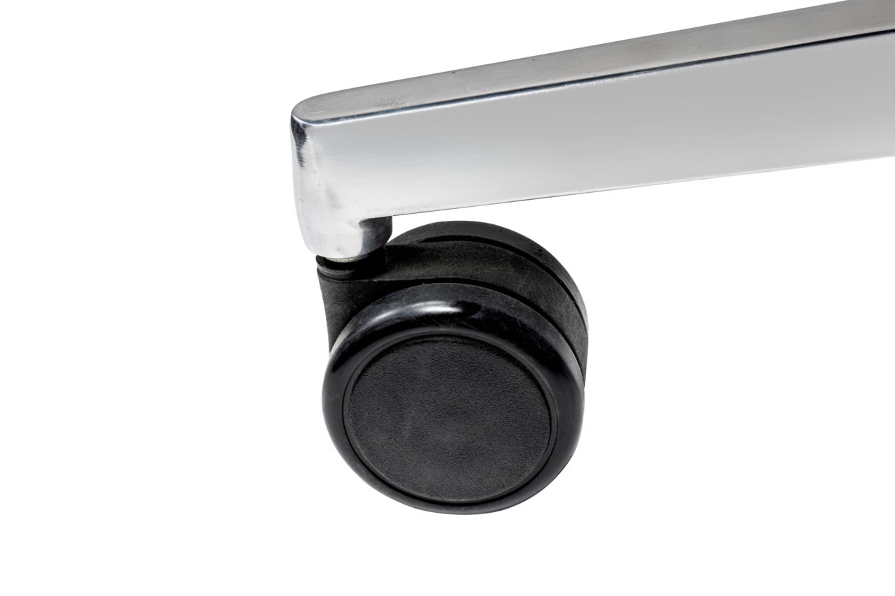 Nahaufnahme einer schwarzen Stuhlrolle mit silbernem Metallarm, seitliche Perspektive.