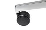 Nahaufnahme einer schwarzen Stuhlrolle mit silbernem Metallarm, seitliche Perspektive.