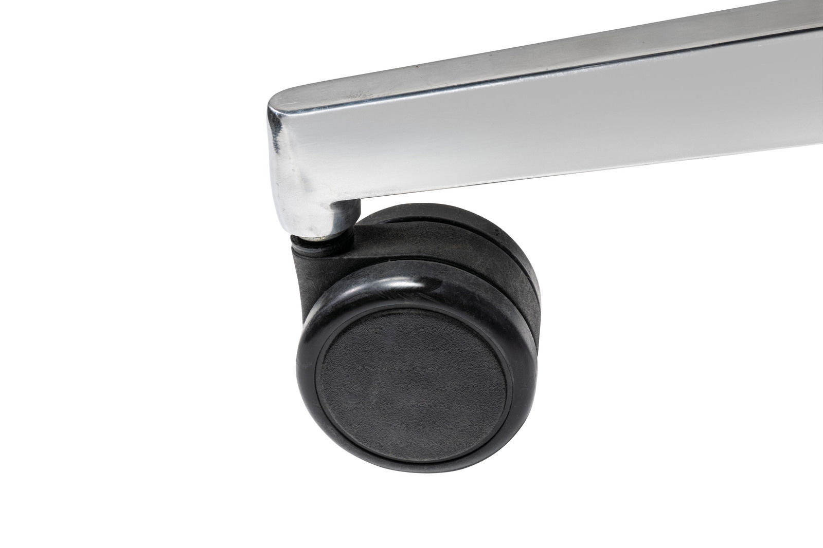 Nahaufnahme einer schwarzen Stuhlrolle mit silbernem Metallarm, seitliche Perspektive.