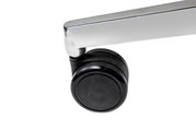 Nahaufnahme einer schwarzen Stuhlrolle mit silbernem Metallarm, seitliche Perspektive.