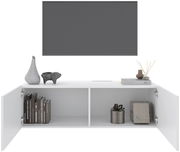 Weißes TV-Hängelowboard mit zwei offenen Türen, dekoriert mit Büchern, Vasen und Geschenken, frontal betrachtet.