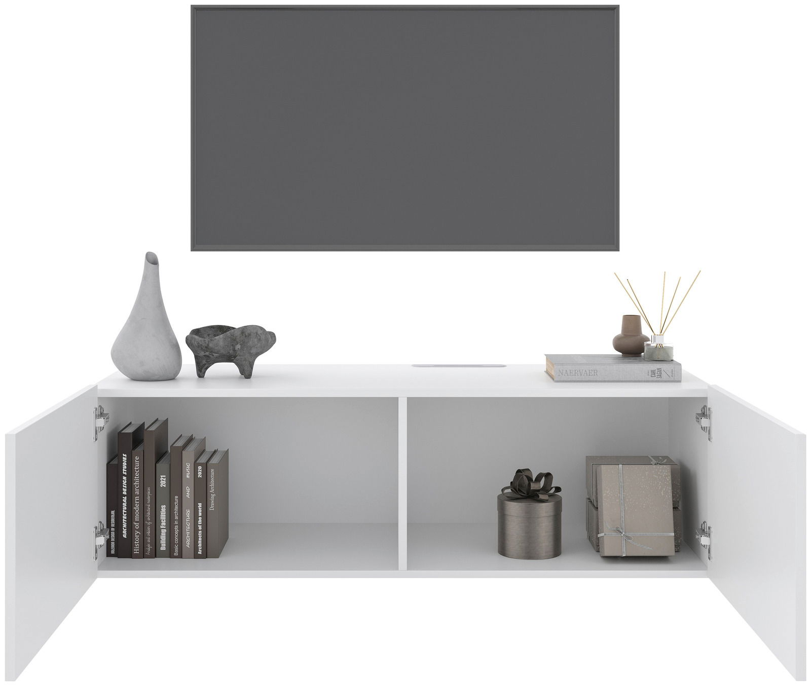 Weißes TV-Hängelowboard mit zwei offenen Türen, dekoriert mit Büchern, Vasen und Geschenken, frontal betrachtet.
